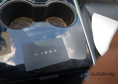 2018 Tesla Model 3 Long Range/Performance z USA, uszkodzony, nr VIN 5YJ3E1EBXJF118977